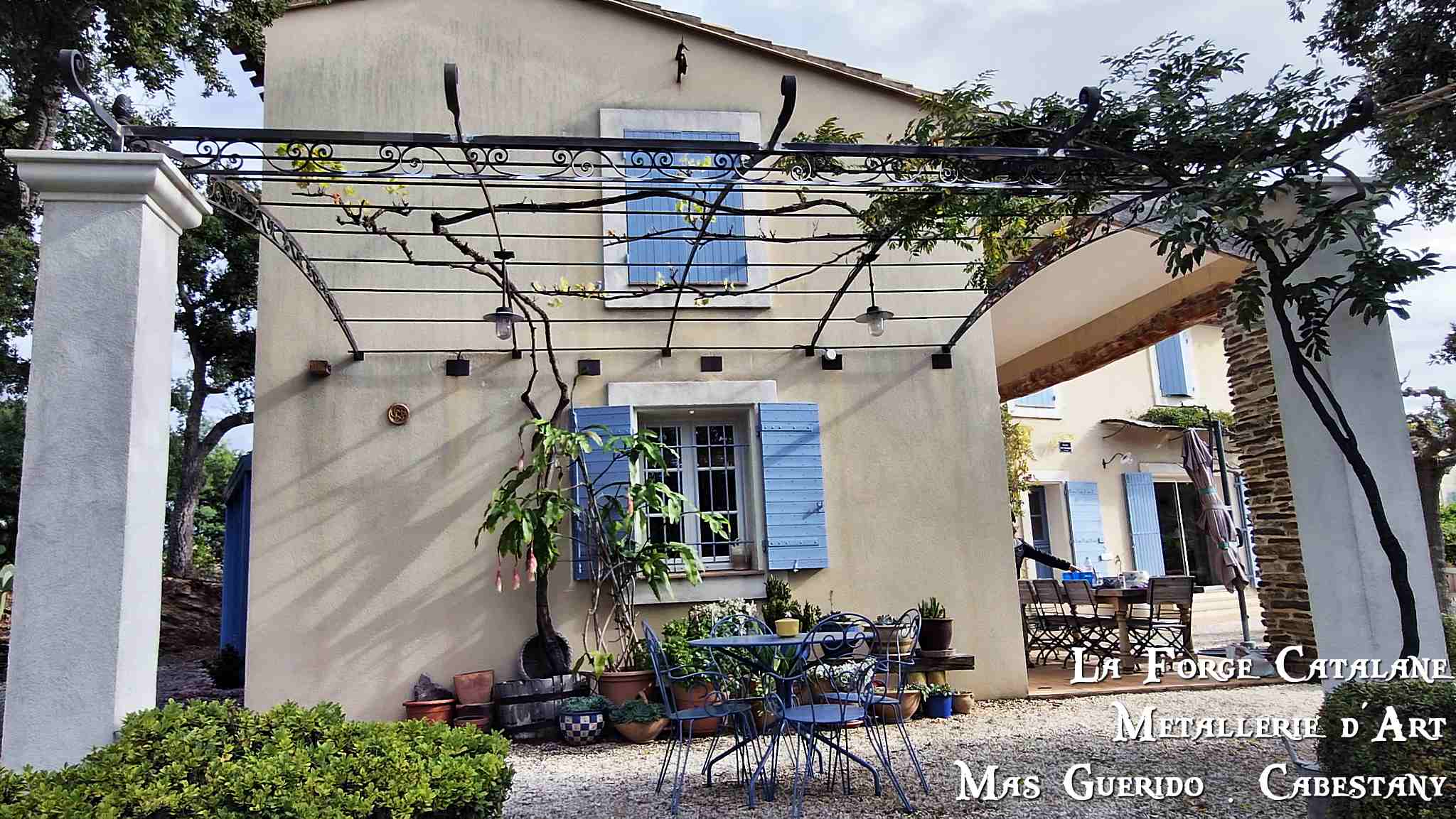 pergola ouvragee avec volutes forge catalane 1.jpg